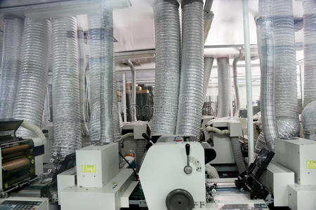 工程师在工厂调整机器与集成电路设计